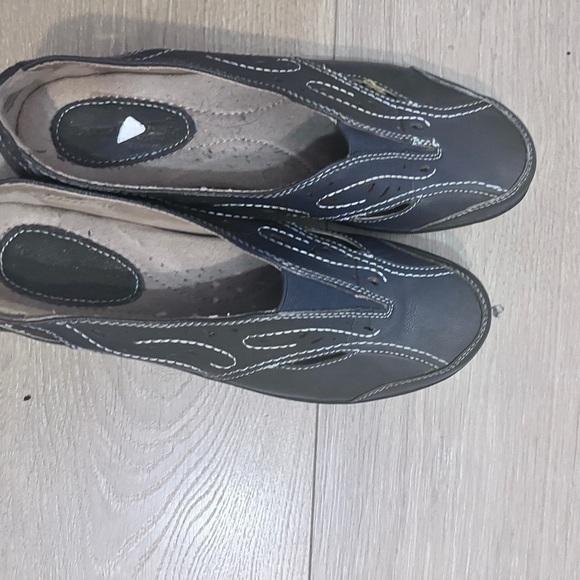 Stylish Navy Blue Slip-On Shoes with White Accents - Picture 4 of 10